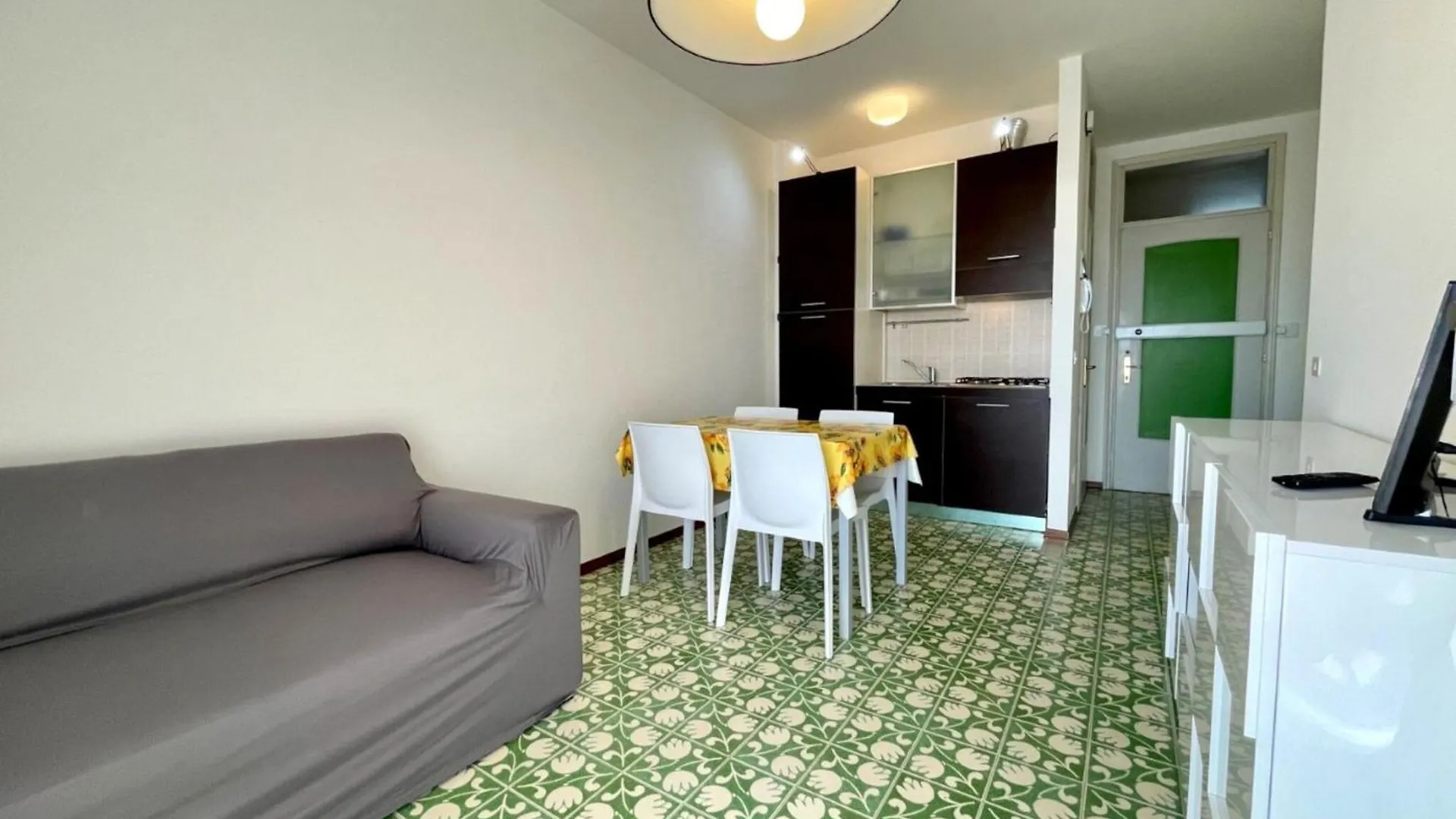 Апартаменты Stunning Sea View Flat Just 250M From The Beach Порто-Санта-Маргерита-ди-Каорле